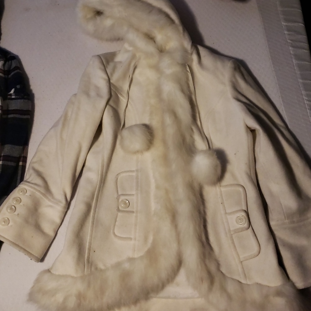 Moda international white faux fur yrench